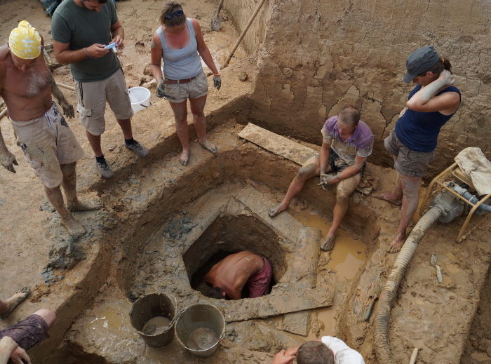 Ausgrabung von Brunnen in Kamennyj Ambar 2013